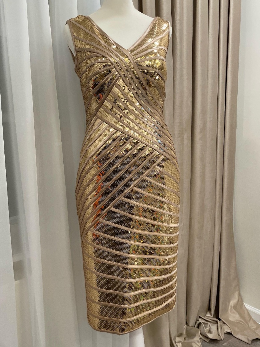 Tadashi Shoji Gold Sequin Bandage Sheath Dress V-Neck Size 6 Like New